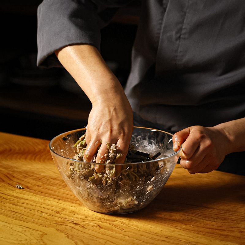 고사리는 4cm 정도 길이로 썰어 주세요. 볼에 삶은 고사리, 돼지고기, 양념 재료를 넣고 으깨듯이 섞어 주세요.