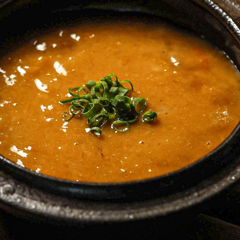 먹기 직전에 쪽파를 송송 썰어 성게알젓 위에 올려 주세요.
(tip. 성게알젓을 담백한 톳밥가 함께 먹으면 더욱 맛있게 즐길 수 있어요)