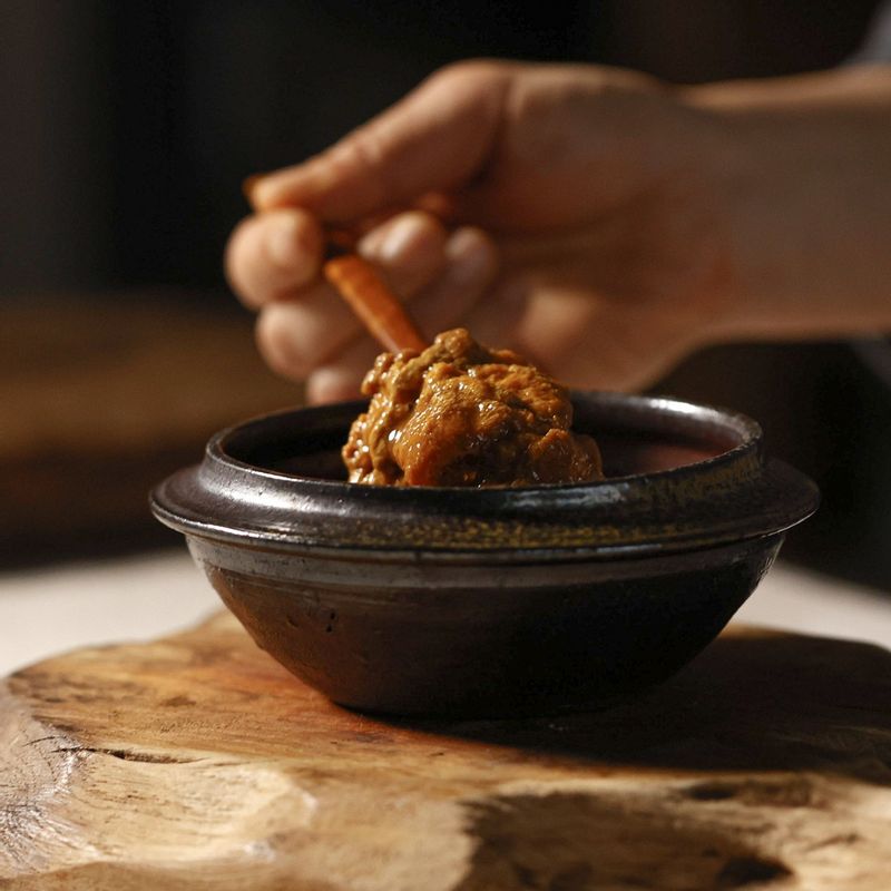 성게알에 소금 1큰술을 넣고 살살 버무린 후 2~3일 재워 주세요.