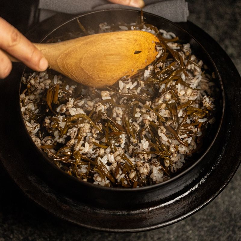 완성된 톳밥을 맛있게 즐겨 주세요.
(tip. 성게알젓과 함께 먹으면 더 맛있게 즐길 수 있어요)