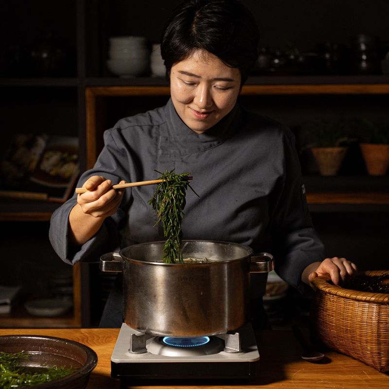 생톳은 불순물이 없게 잘 헹군 뒤 끓는 소금물에 데쳐 주세요. 톳 색깔이 초록색으로 변하고 5분 정도 데친 뒤 차가운 물에 헹궈 주세요. 데친 톳은 마디마디 잘게 잘라 주세요.