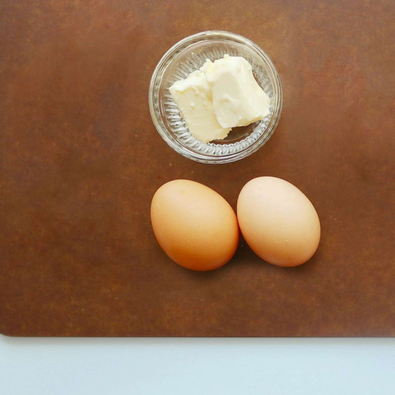 버터, 달걀, 크림치즈, 사워크림은 1시간 전에 실온에 꺼내두시고, 오븐은 180도로 미리 예열해주세요.