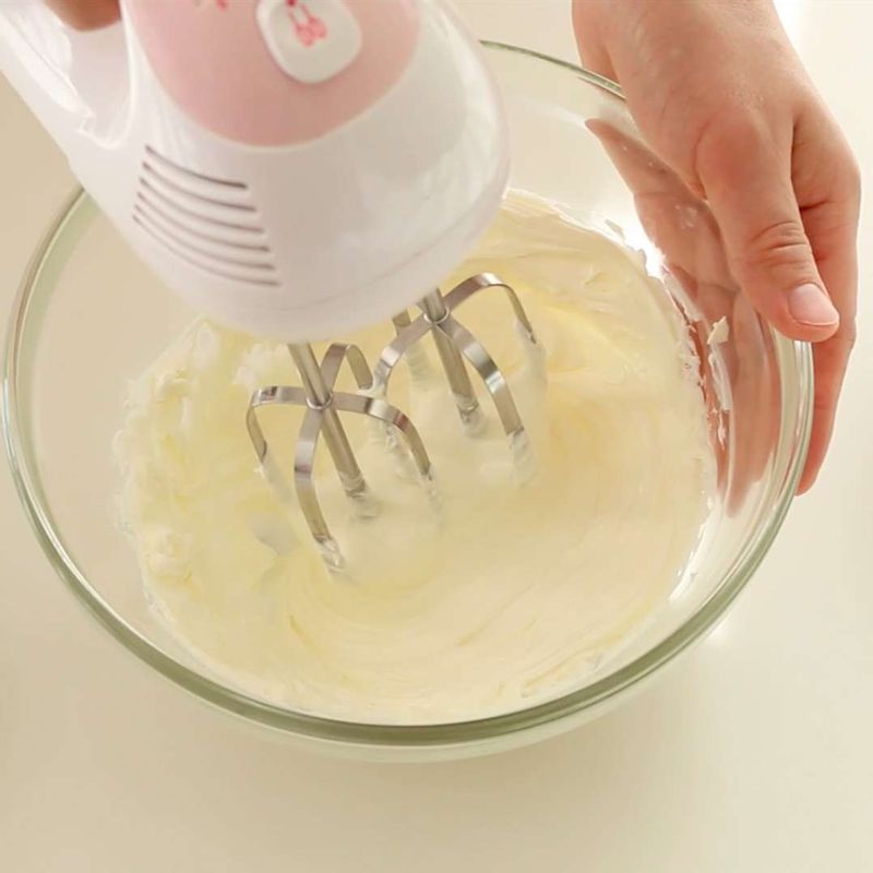 큰 볼에 크림치즈를 넣고 핸드믹서 거품기를 가장 약하게 돌려 풀어준 후 사워크림과 설탕을 넣고 설탕이 녹을 때까지 충분히 섞어주세요.