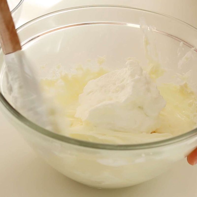 다른 볼에 생크림을 넣고 핸드믹서 거품기를 가장 세게 돌려 휘핑하세요. 1/3정도만 덜어서 STEP 5에 넣고 거품기로 살짝 섞어주세요. 생크림이 잘 섞이면 남은 생크림 2/3분량을 모두 넣고 스패츌러로 들어올리듯이 살짝 섞어주세요.