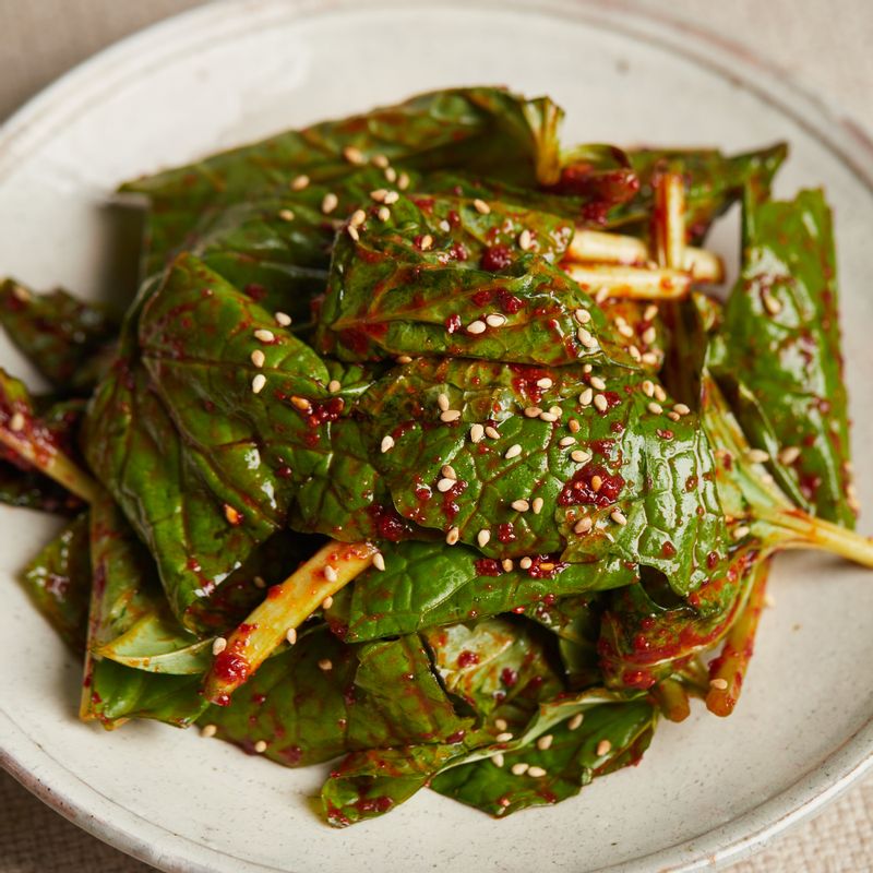 접시에 담아 맛있게 즐겨주세요. 
(tip. 바로 먹으면 새콤달콤하게 먹을 수 있으며, 1일 정도 냉장고 숙성하여 먹으면 조금 더 알싸한 맛을 느끼실 수 있어요)
