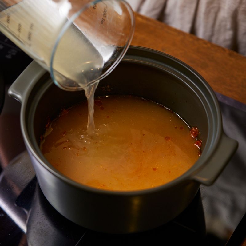 냄비에 멸치 다시마 육수를 붓고 끓여 주세요.
(tip. 육수 내기 번거롭다면 코인이나 분말 형태의 시판 제품을 사용해도 좋아요)