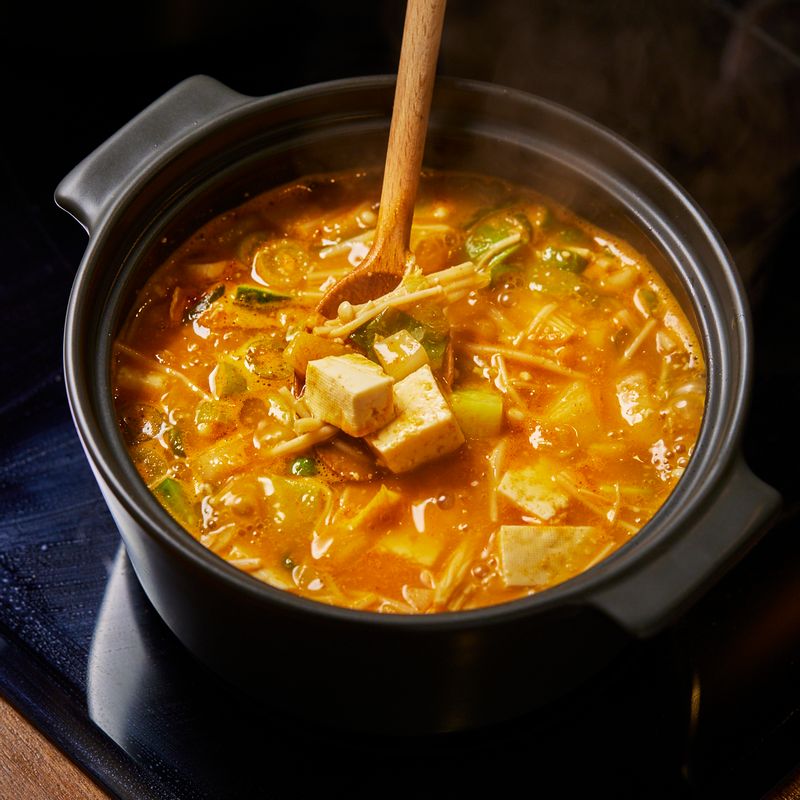 손질한 채소를 넣고 끓여주세요.