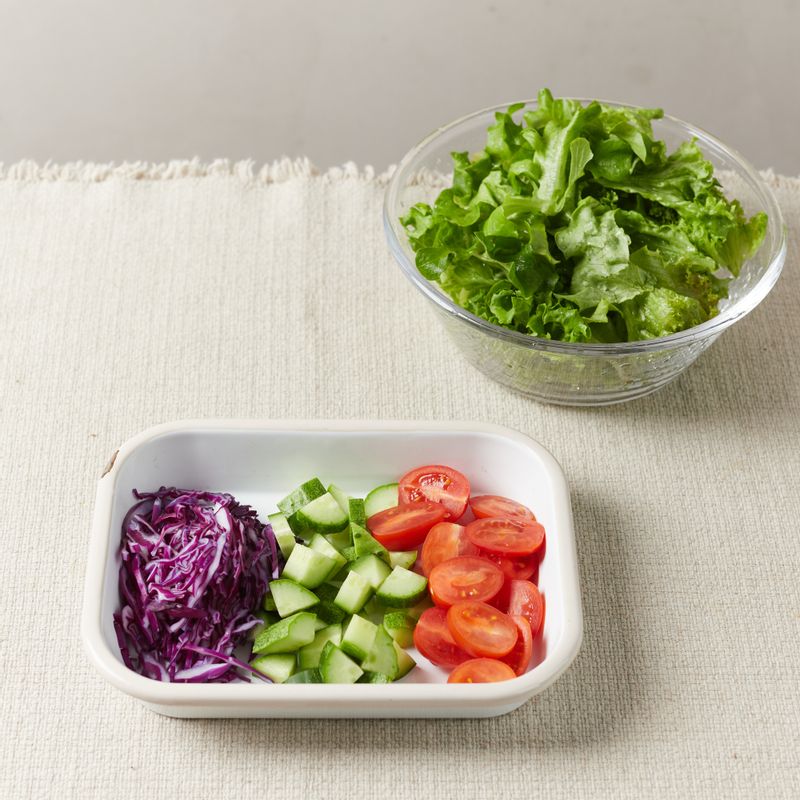 적양배추는 채 썰고, 방울토마토와 오이는 먹기 좋은 크기로 잘라주세요.