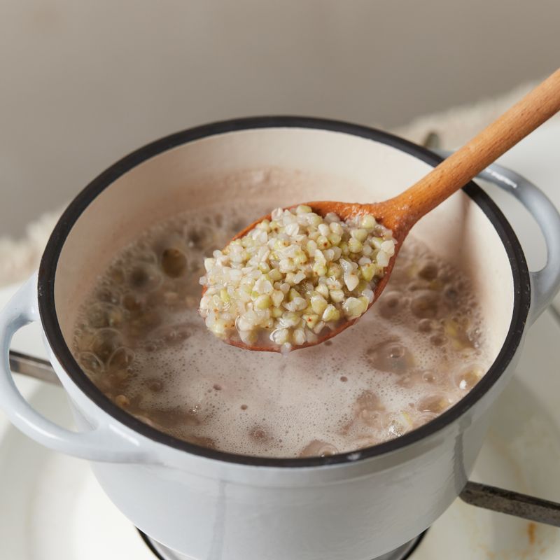 끓는 물에 소금과 메밀쌀을 넣고 15~20분 정도 삶아주세요. 찬물에 헹궈 물기를 제거해주세요.