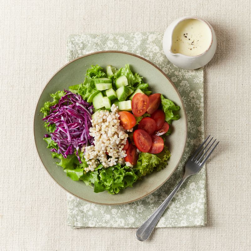 완성 그릇에 샐러드 채소와 삶은 메밀쌀, 손질한 채소를 보기 좋게 담아주세요. 드레싱을 곁들여 맛있게 즐겨주세요.