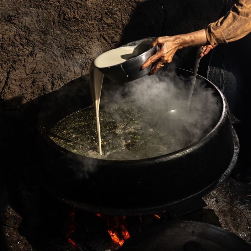 물과 메밀가루를 1:1 비율로 섞어 주세요. 메밀가루 푼 물을 냄비에 넣고 저어 주세요.
(tip. 메밀가루를 넣으면 부드럽고 구수한 맛이 배가 돼요)