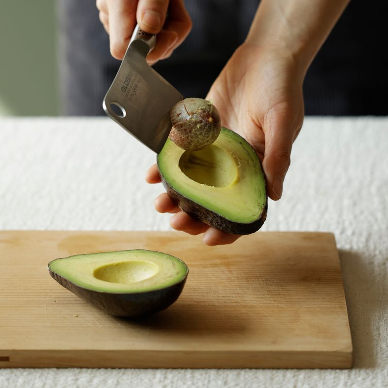 아보카도는 반으로 갈라 씨와 껍질을 제거하고 슬라이스 해주세요.