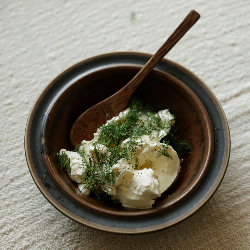 볼에 크림치즈와 다진 딜, 꿀, 소금, 후춧가루를 넣고 섞어주세요.