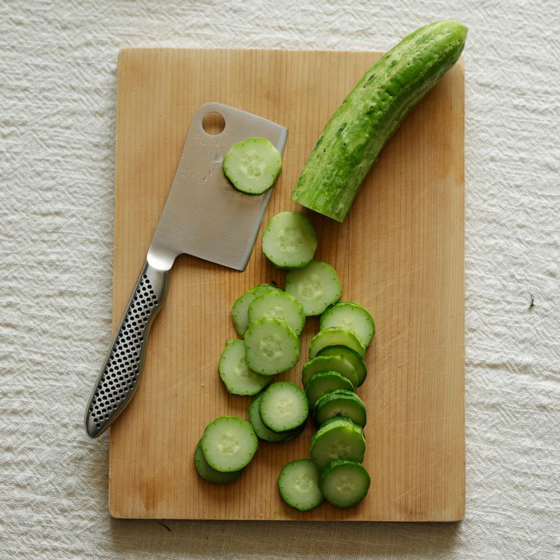 깨끗하게 씻은 오이는 둥글게 썰어주세요.