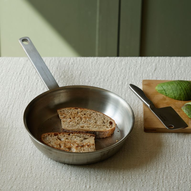 달군 팬에 빵을 앞뒤로 노릇하게 3~4분간 구워주세요.