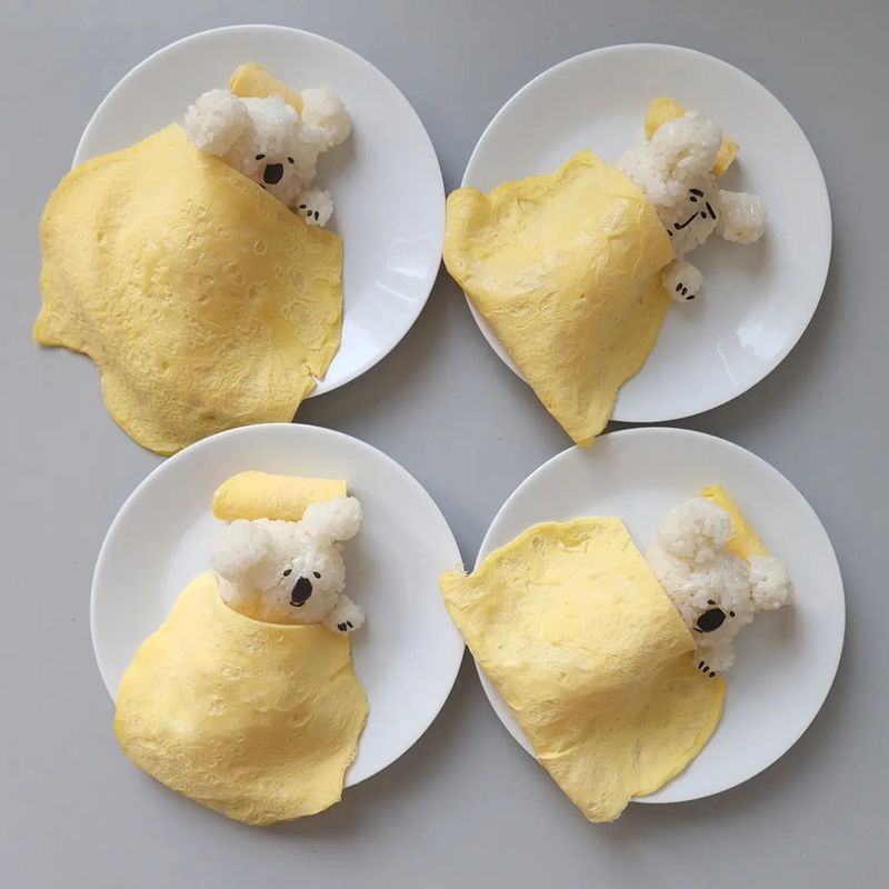 잠자는 코알라 오므라이스을 위한 재료 이미지로 흰 쌀밥,달걀,소금,참기름,김 등으로 구성 되어있습니다.