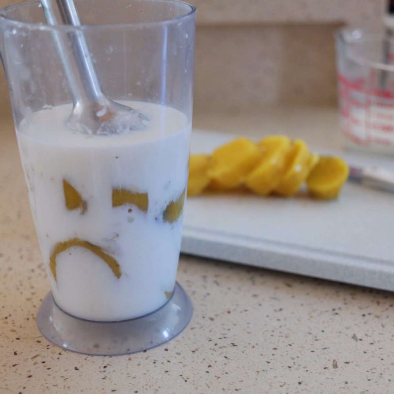 고구마는 삶아서 껍질을 벗긴 후 우유와 함께 블렌더에 곱게 갈아주세요.