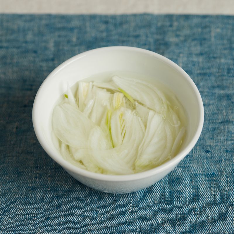 양파는 얇게 채 썰어 찬물에 담가 매운맛을 빼주세요.
