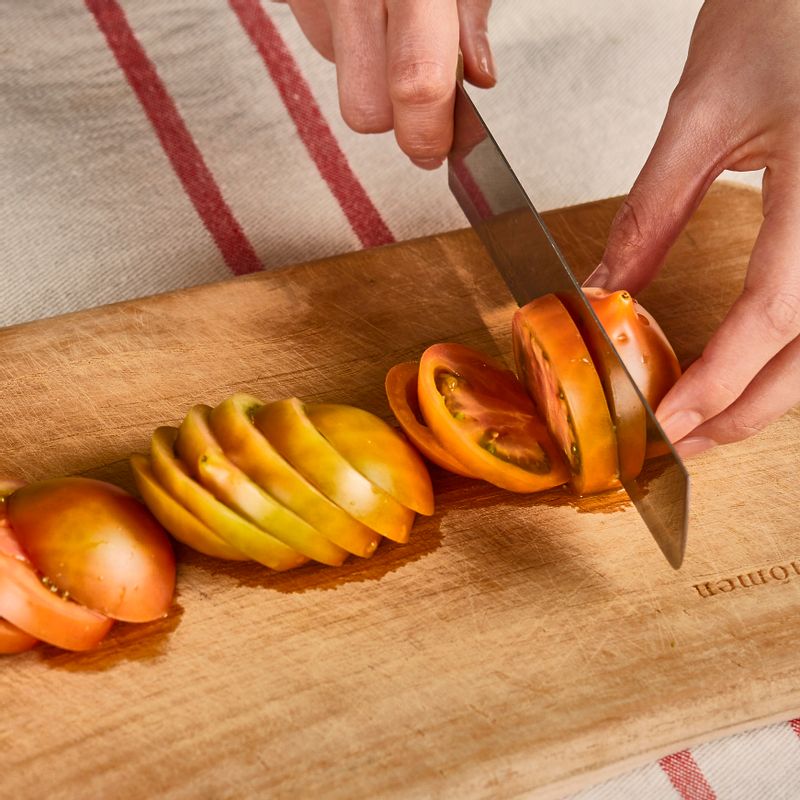 깨끗이 씻은 토마토는 꼭지를 제거한 후 잘게 썰어주세요.