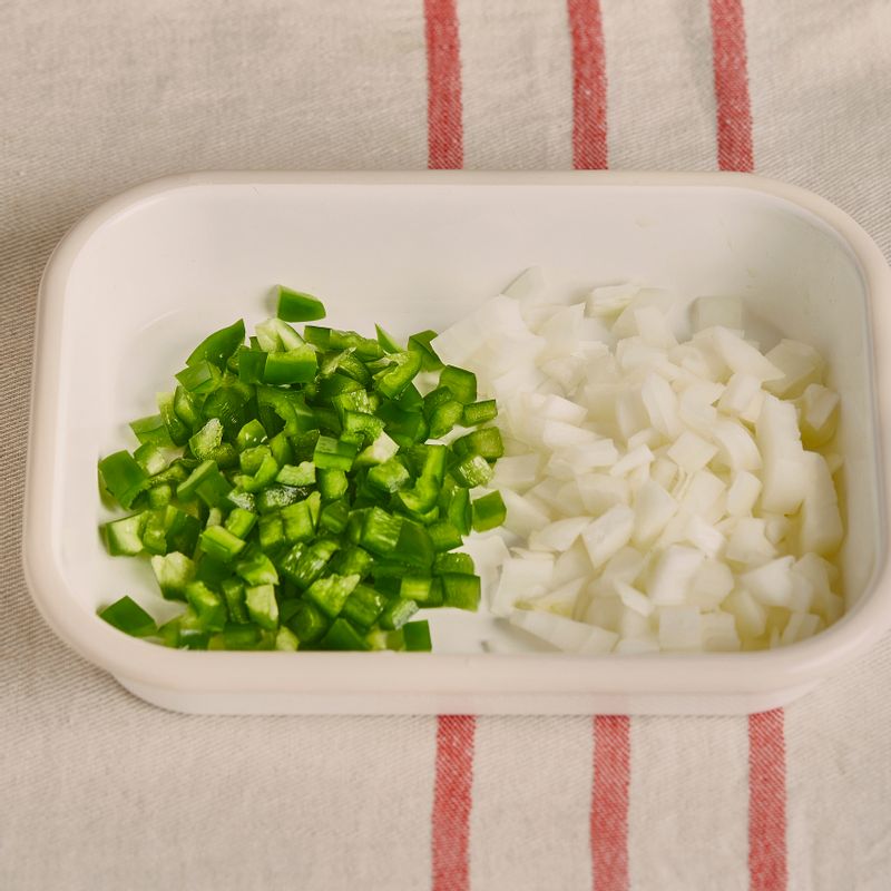 양파와 피망도 토마토와 비슷한 크기로 잘게 잘라주세요.
(tip. 조금 더 스파이시한 맛을 원하신다면 피망 대신에 청양고추, 할라피뇨를 넣어 드셔도 좋아요)