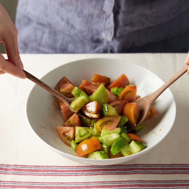 물기를 뺀 오이와 토마토를 넣고 가볍게 버무려주세요.