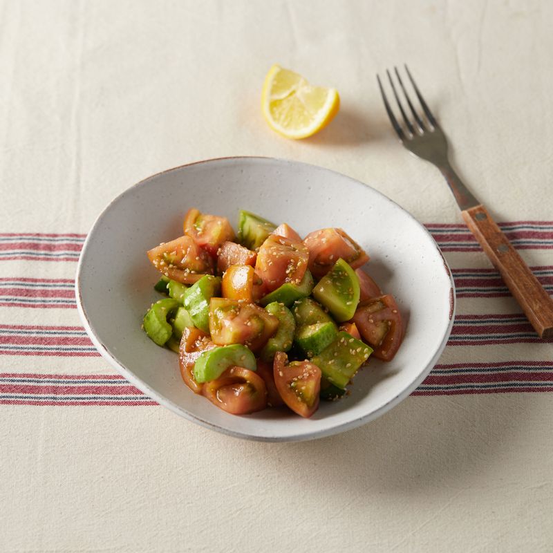 완성된 토마토 오이무침을 접시에 담아 맛있게 즐겨주세요.
