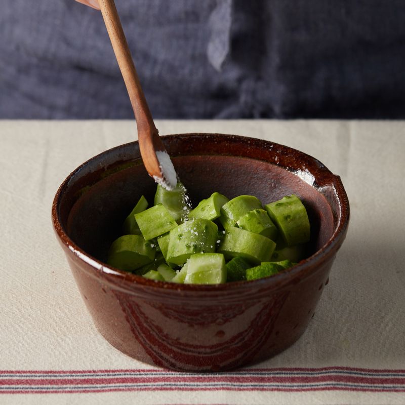 오이에 소금을 약간 뿌려 10분간 절인 후 채반에서 물기를 빼주세요.