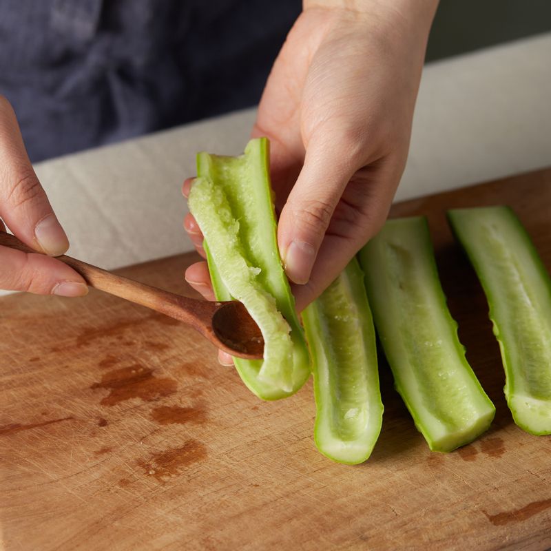 오이와 토마토는 깨끗이 씻어주세요. 오이는 반으로 갈라 씨를 제거하고 먹기 좋게 썰어주세요. 토마토는 4등분 한 후 한 입 크기로 깍뚝 썰어주세요.