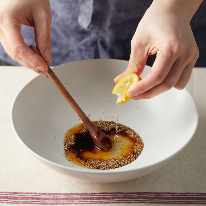 볼에 드레싱 재료를 넣어 섞어주세요. 통깨는 절구로 갈아서 넣어주세요.