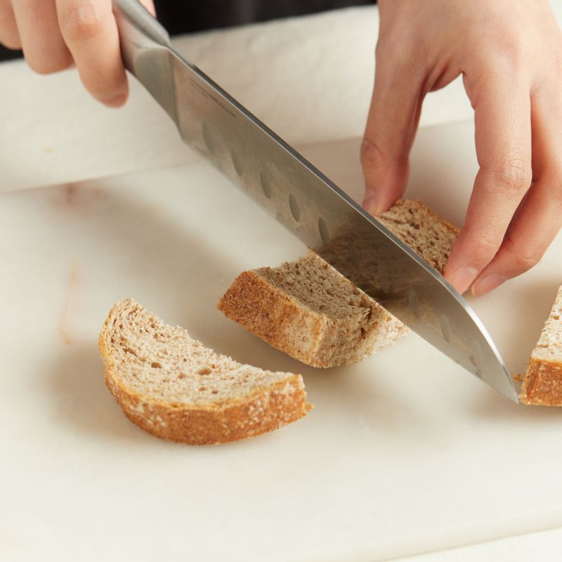 슬라이스 빵을 노릇하게 구워 한 입 크기로 잘라주세요.