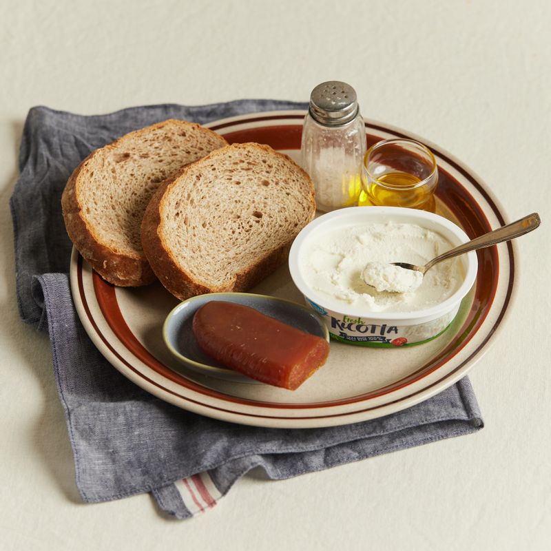 어란 브루스케타을 위한 재료 이미지로 어란,슬라이스 빵,리코타치즈,올리브오일,후춧가루 등으로 구성 되어있습니다.