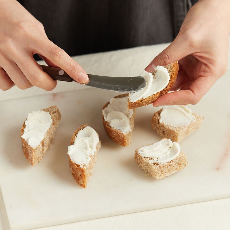 슬라이스 빵 위에 리코타치즈를 발라주세요.