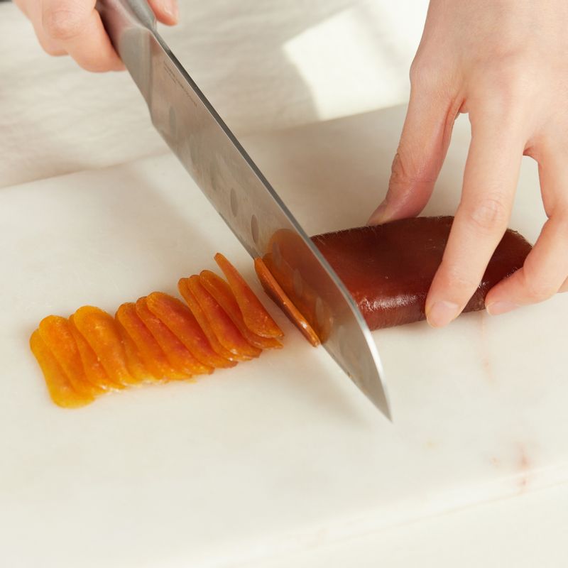 어란을 얇게 슬라이스 해주세요.
(tip. 따뜻한 물에 칼을 데운 후 물기를 제거하여 어란을 썰면 어란의 응고된 지방이 녹기 때문에 더 잘 썰려요)