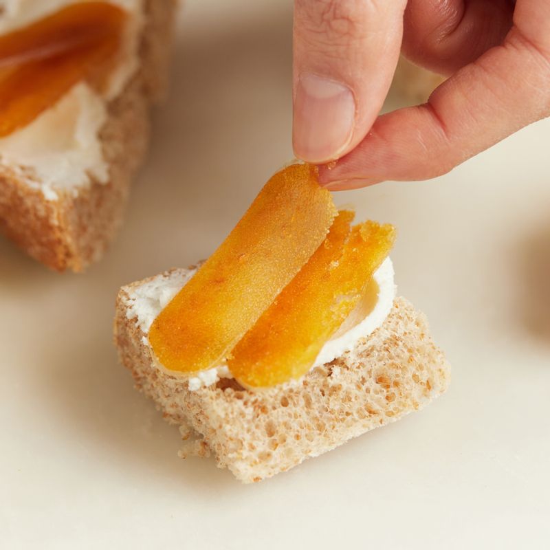 어란을 올린 후 올리브오일, 후춧가루를 뿌려 완성해주세요.