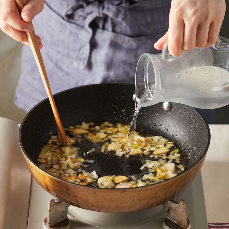 면수 1컵을 붓고 센 불에서 저어가며 끓여 소스를 만들어 주세요.