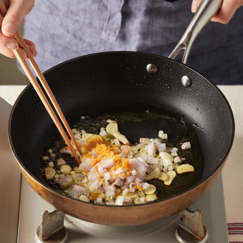 마늘의 향이 올라오면 다진 샬롯을 넣고 볶다가 갈아둔 어란을 넣고 볶아주세요.