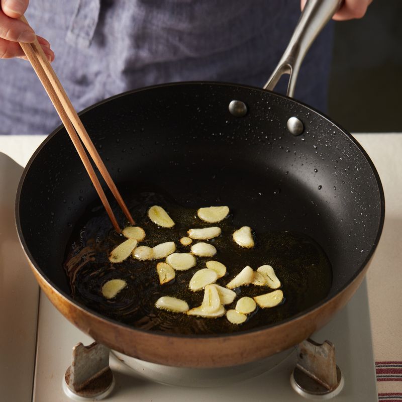 달군 팬에 오일을 두른 후 마늘을 넣고 볶아주세요.