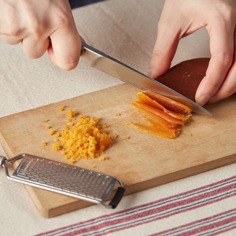 어란은 치즈 그레이터로 갈아주세요. 작은 조각을 고명용으로 얇게 썰어 준비해 주세요.