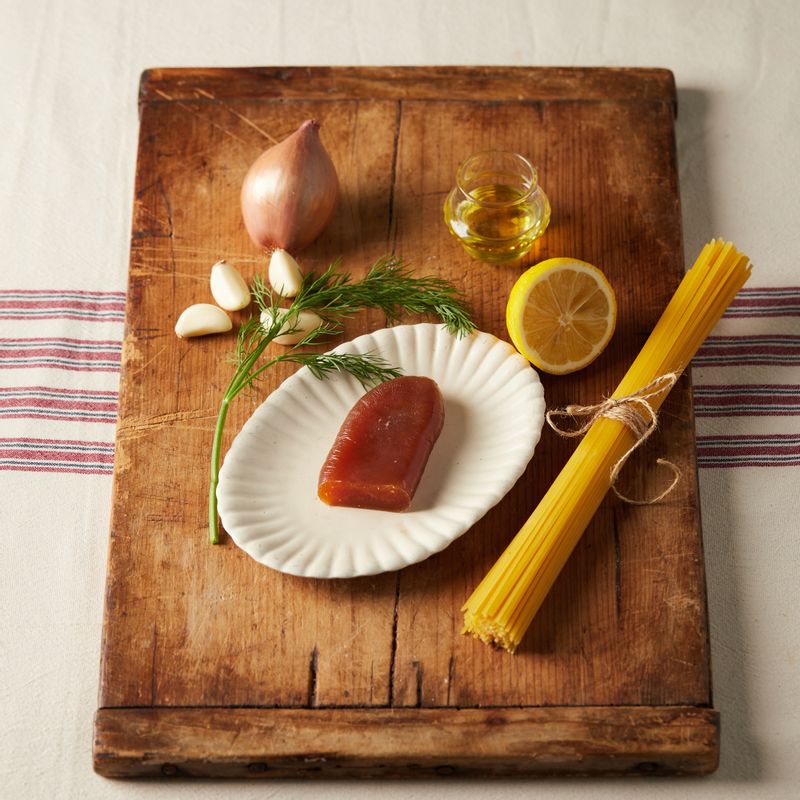 어란파스타을 위한 재료 이미지로 어란,스파게티 면,마늘,샬롯 또는 양파,올리브오일 등으로 구성 되어있습니다.