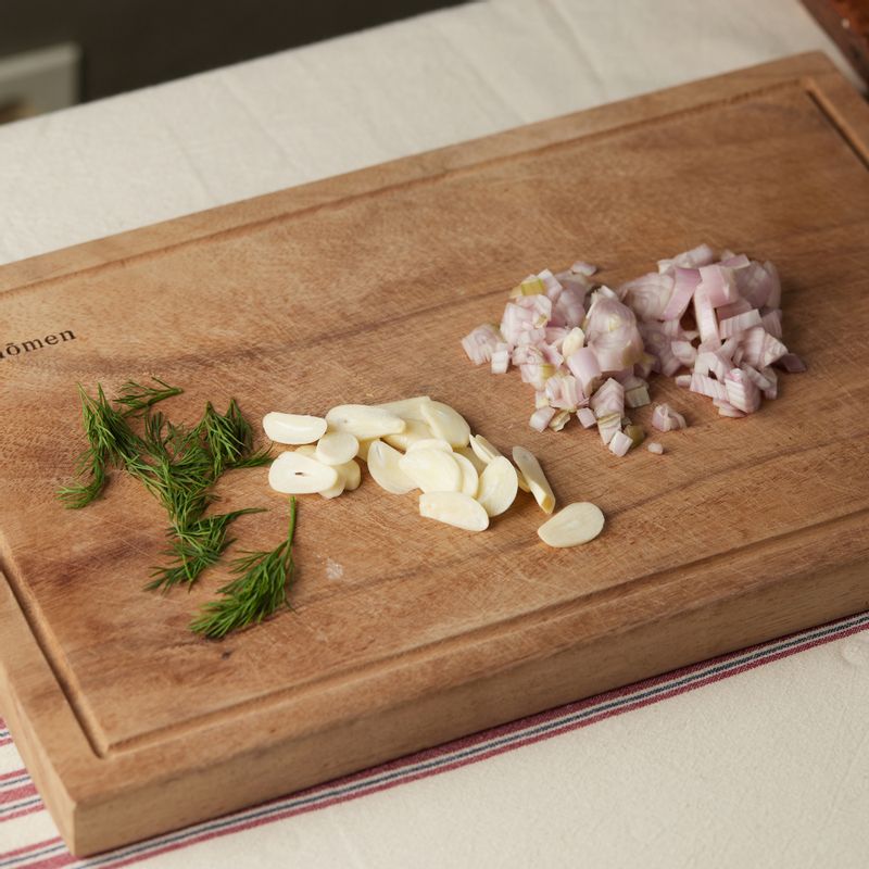 마늘은 편을 썰고 샬롯은 다져주세요. 딜은 잎을 뜯어 주세요.