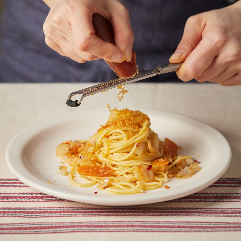 완성된 어란파스타를 접시에 담고 고명용 어란을 얹고 다진 차이브와 레몬제스트를 뿌리고 올리브오일을 약간 둘러 완성해주세요.