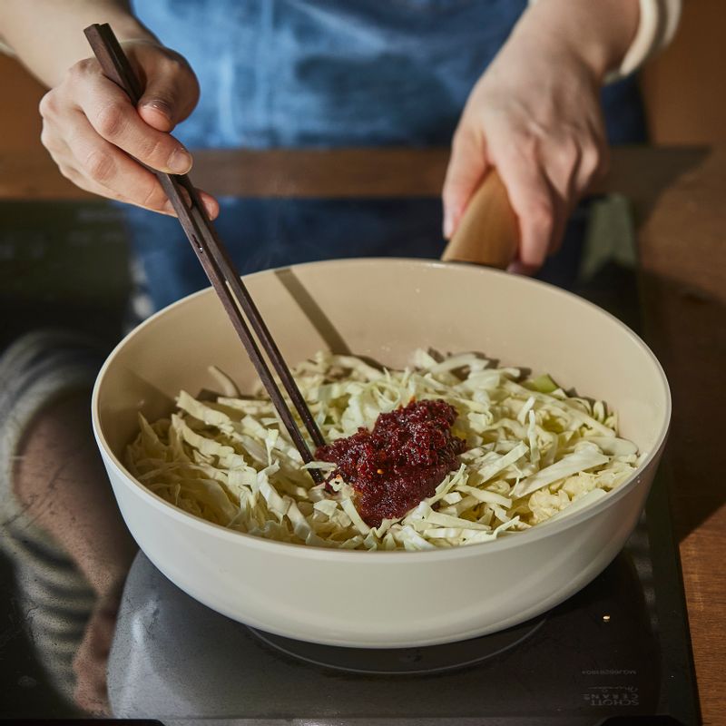 양파가 투명해지면 양배추와 어묵, 양념장을 넣고 볶아주세요.