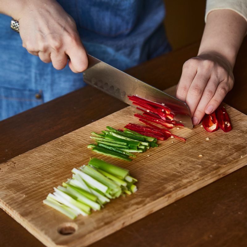 대파는 손가락 길이로 썬 후 채를 썰고 청, 홍고추는 씨를 빼고 대파와 비슷한 길이로 썬 후 채를 썰어주세요.