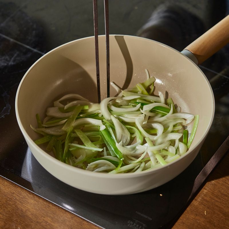 달군 냄비에 오일을 두르고 대파와 양파를 넣고 볶아주세요.