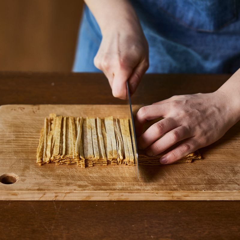 어묵과 양파는 비슷한 두께로 채를 썰어주세요.
