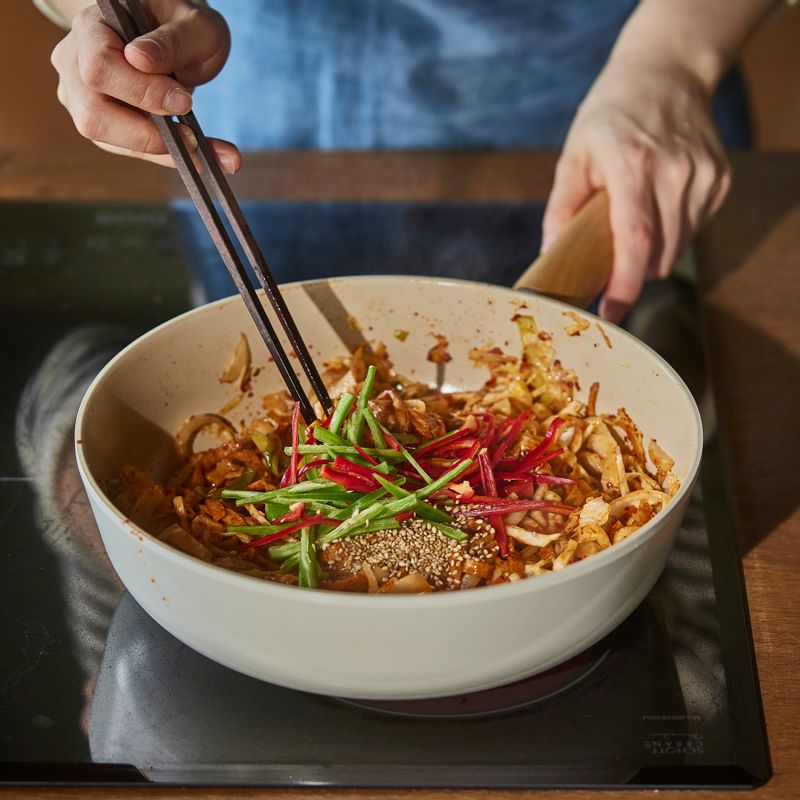 청, 홍고추와 참기름, 올리고당, 통깨를 넣어 1~2분 정도 볶아 완성해주세요.