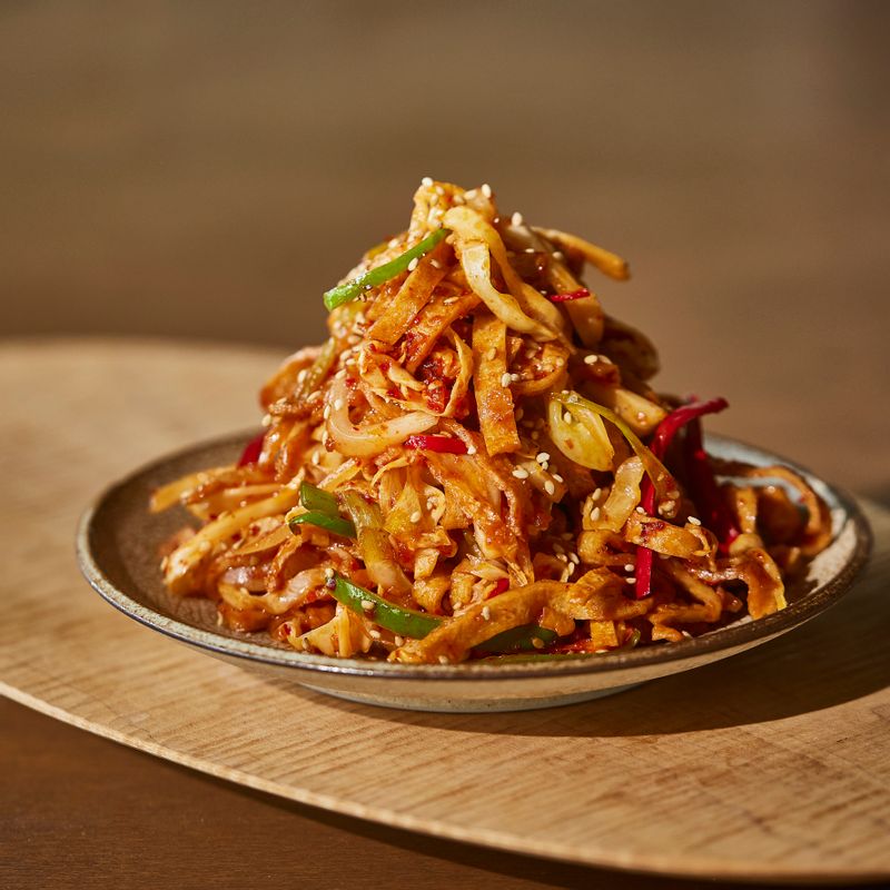 완성된 매운 양배추 어묵볶음을 밥과 함께 맛있게 즐겨주세요.