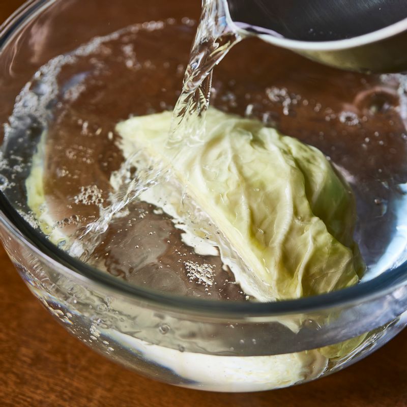 양배추는 식초를 탄 물에 10분 정도 담가 두었다가 흐르는 물에 깨끗이 씻어주세요.