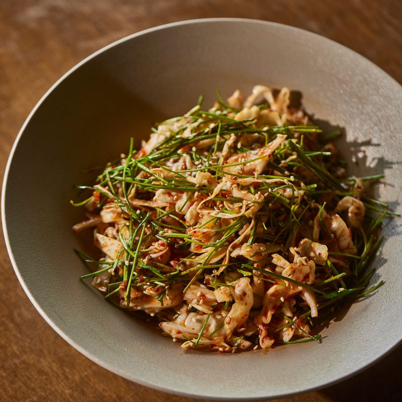 양배추와 영양부추에 양념장을 넣어 가볍게 버무려주세요.