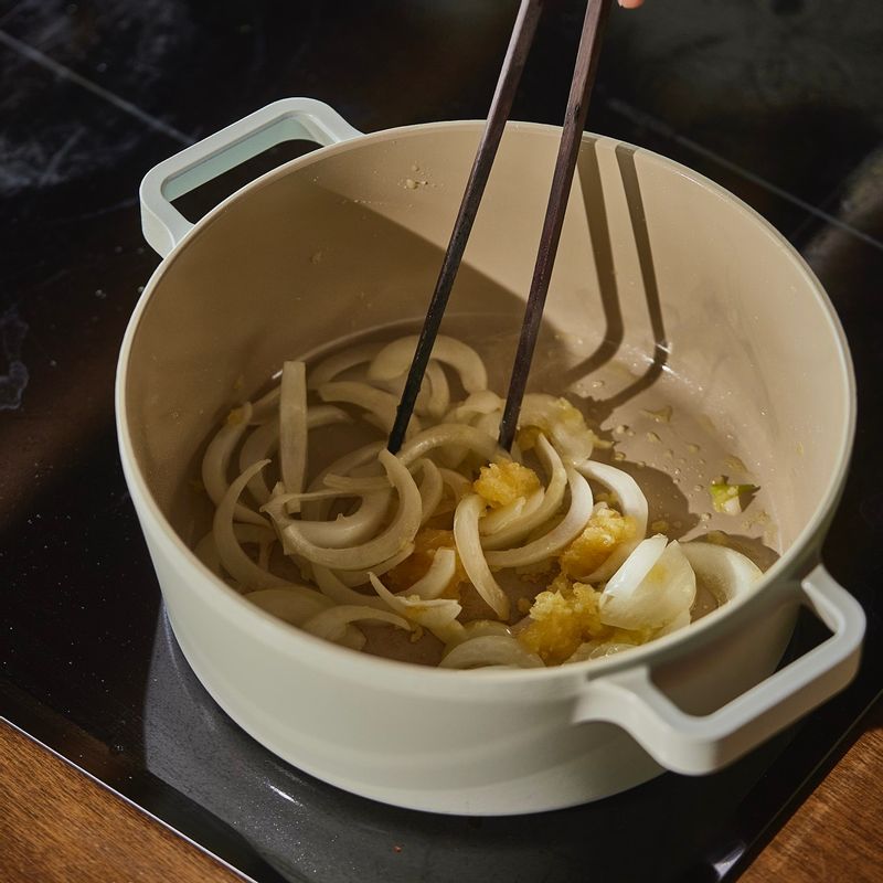 달군 냄비에 오일을 두르고 마늘을 넣어 볶다가 양파를 넣고 볶아주세요.